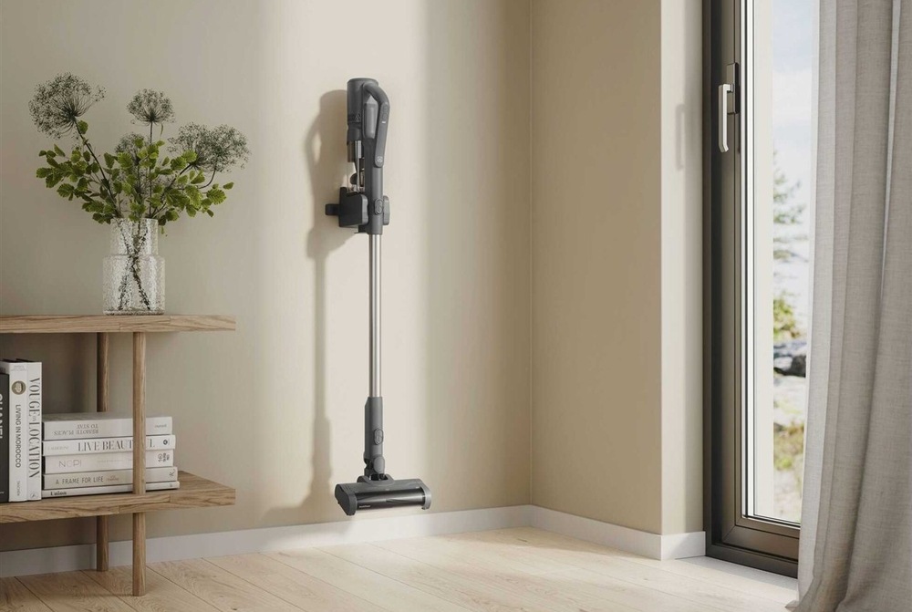 Tyčový vysavač Electrolux 500 Animal EP51AH18DG šedý tyčový vysavač Electrolux EP51AH18DG série 500 na nástěnném držáku vedle francouzského okna