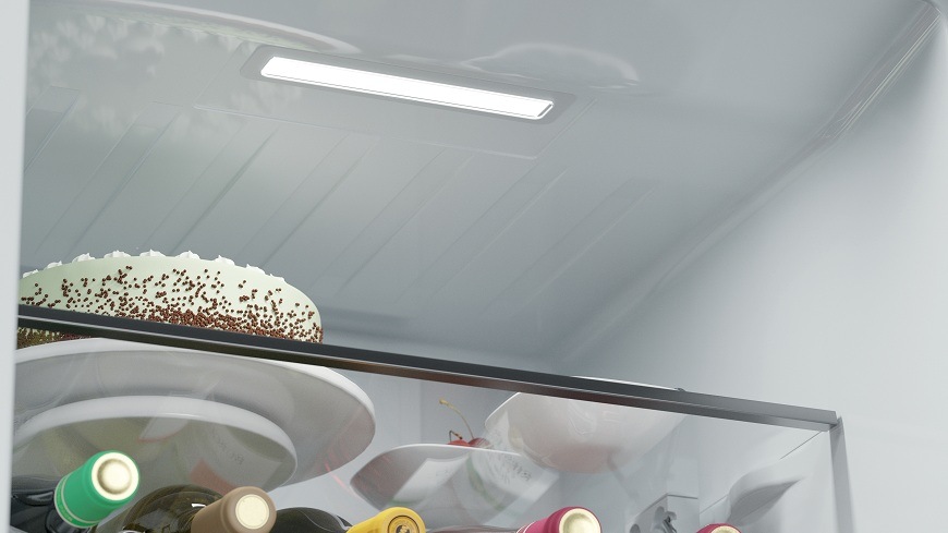bílá chladnička haier HTW5618DNPW a její osvětlení na stropě