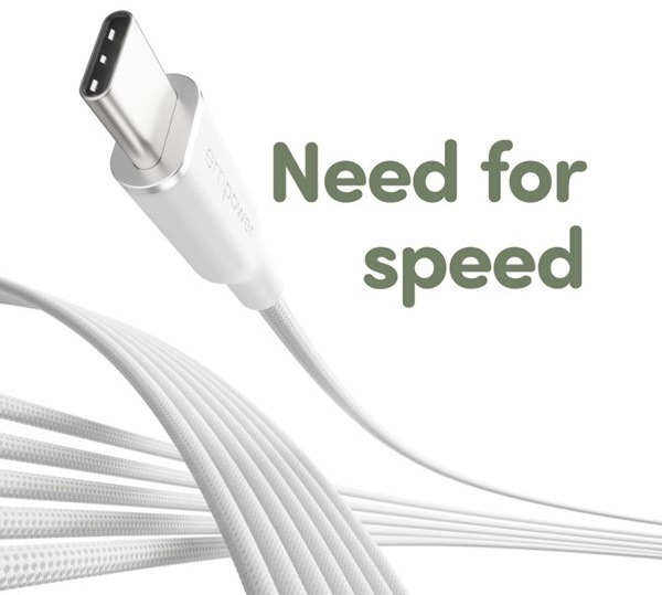 USB-C kabel s nápisem Need for speed.