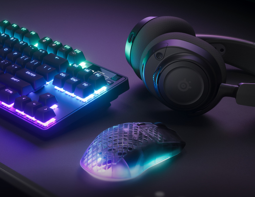 Myš SteelSeries u podsvícené klávesnice a headsetu