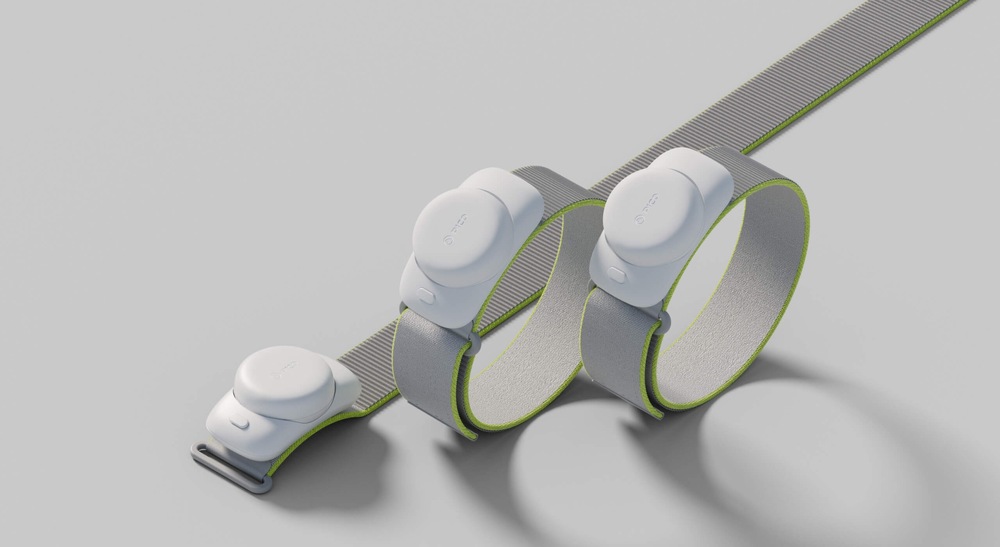 Snímač pohybu PICO Motion Tracker bílé Obrázek tří šedých náramků s bílými kruhovými prvky na horní straně, uspořádaných v řadě. Náramky mají elegantní, moderní design se zelenými akcenty.