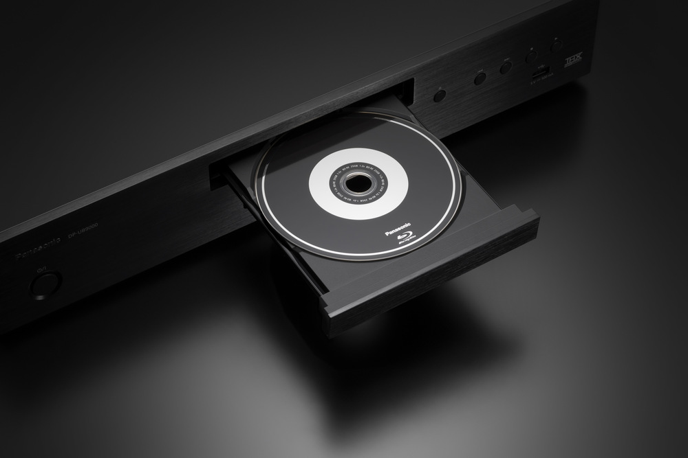 Detail vysunuté mechaniky s vloženým Blu-ray diskem v přehrávači