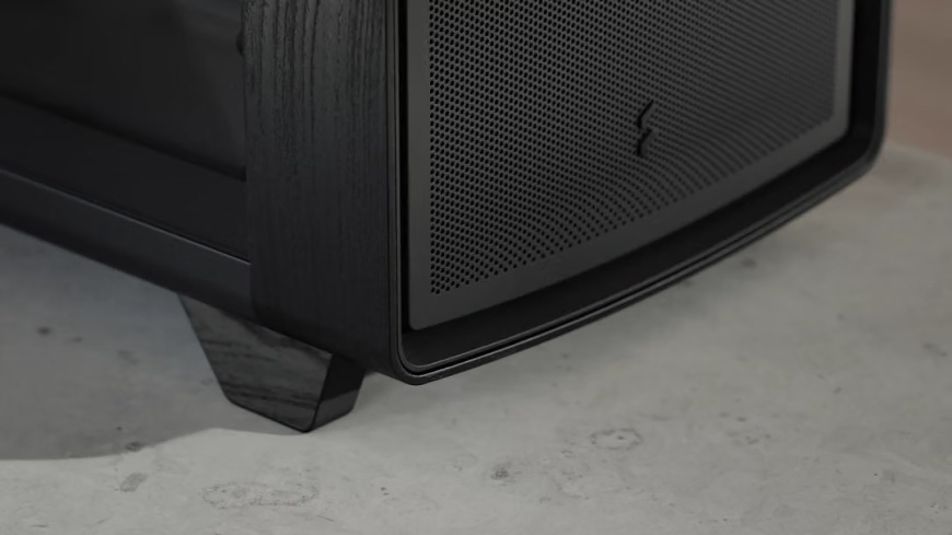 Case FRACTAL DESIGN Summit Blackout TG Light Tint černá Detail spodní části skříně FRACTAL DESIGN Summit Blackout TG Light Tint s perforovaným čelem a nožkou