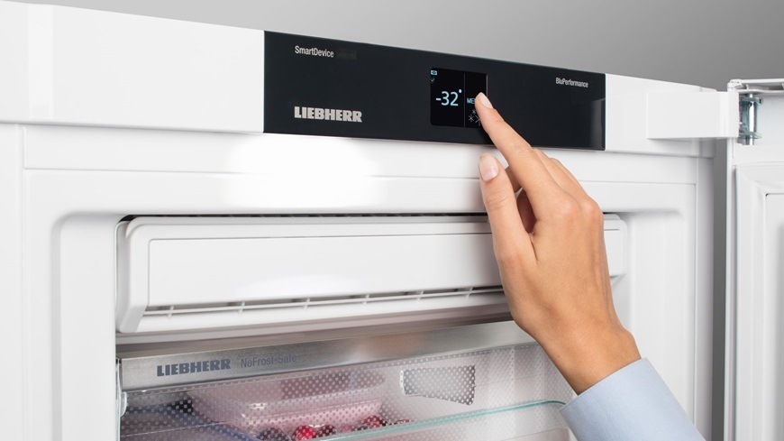 Chladnička s mrazničkou Liebherr Plus CNbdc 5733 černá