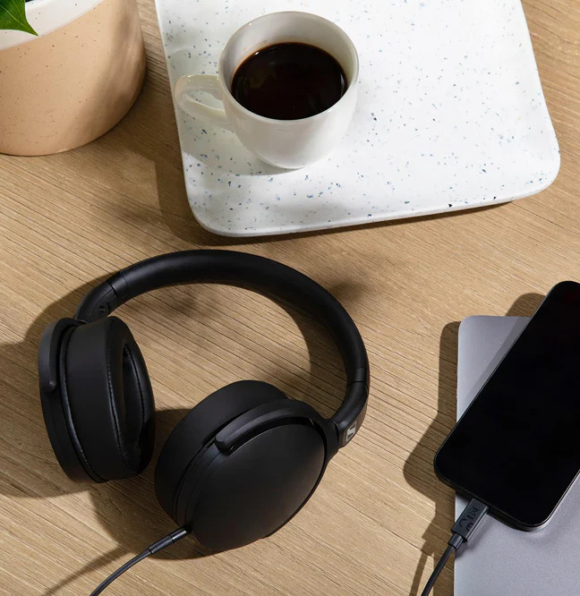 Sluchátka Sennheiser HD400U černá Pracovní stůl s kávou, notebookem a sluchátky Sennheiser HD400U připojenými ke smartphonu pomocí kabelu