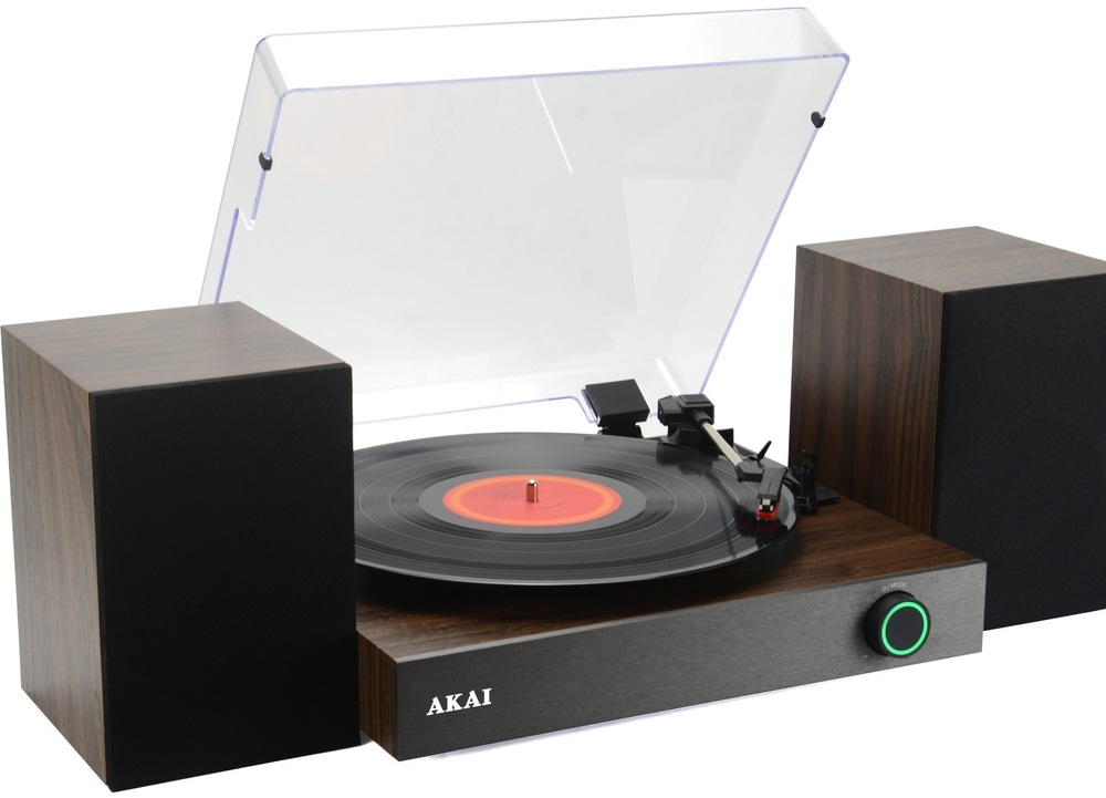 Gramofon AKAI ATT-200SP hnědý V gramofonu AKAI ATT-200SP se nachází deska připravená na přehrávání příjemné hudby.