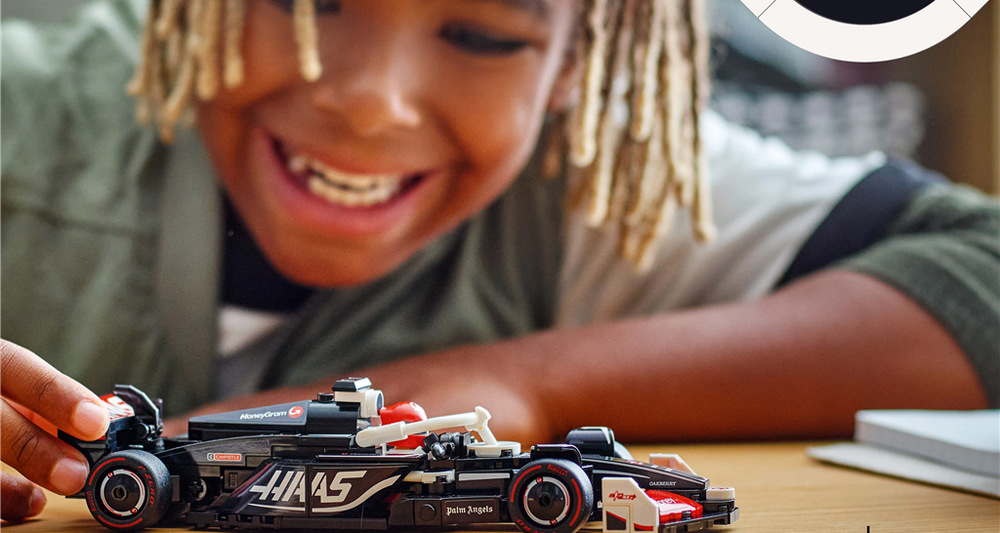 Stavebnice LEGO® Speed Champions 77250 Závodní auto MoneyGram Haas F1® Team VF-24 Díky kompaktním rozměrům se model hodí na vystavení i závodění a lze ho kombinovat s dalšími vozy Speed Champions.