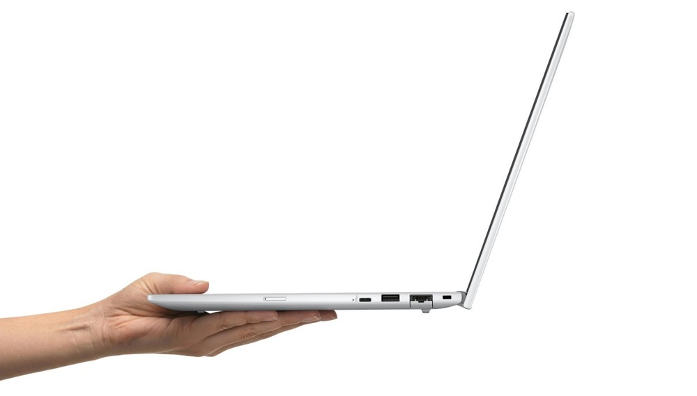 Žena drží v ruce notebook HP Elitebook 8 G2a 14
