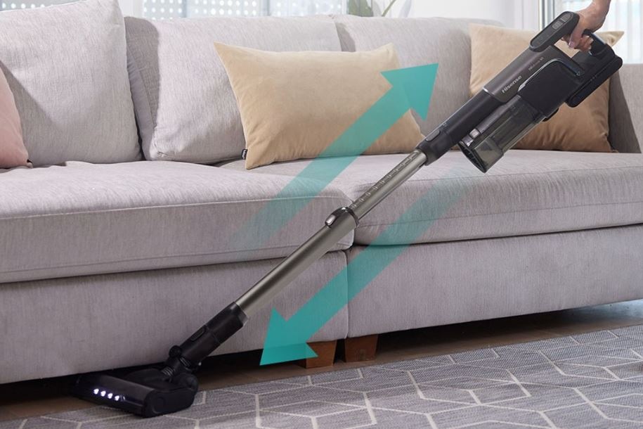 Tyčový vysavač Hisense HVC646630A Hi-Move VI Adapt InverterTech černý vysavač Hisense HVC646630A vysava prostor pod gausem, kartac svítí. Jsou znarozněné šipky, jak vysavač pracuje,