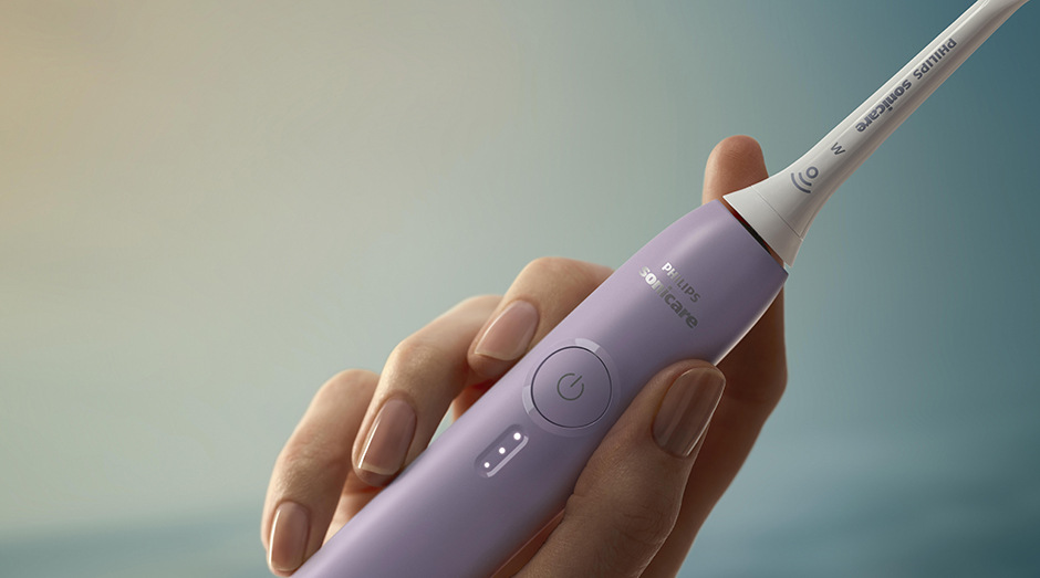 Detail kartáčku Philips HX4033/27 Sonicare 3100 v ženské ruce