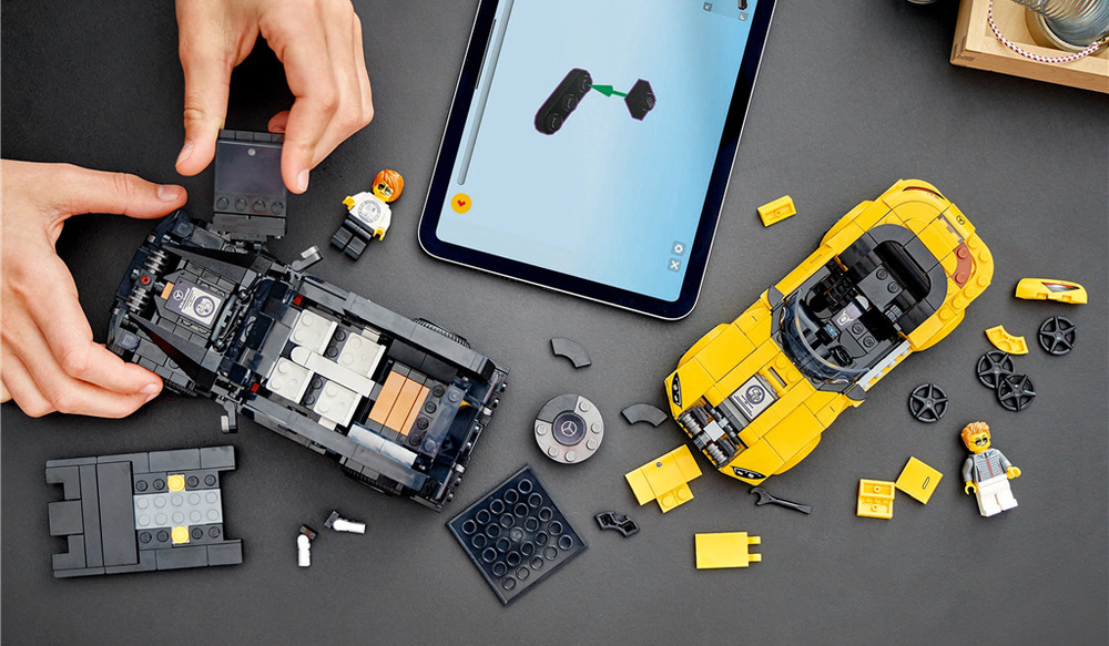 Stavebnice LEGO® Speed Champions 76924 Mercedes-AMG G 63 a Mercedes-AMG SL 63 Každý vůz má svého řidiče v podobě minifigurky LEGO, takže děti můžou okamžitě uspořádat vlastní závody.
