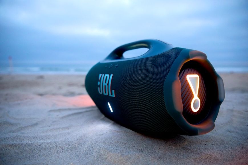 Přenosný reproduktor JBL Boombox 4 maskáčový Přenosný reproduktor JBL Boombox 4 na pláži