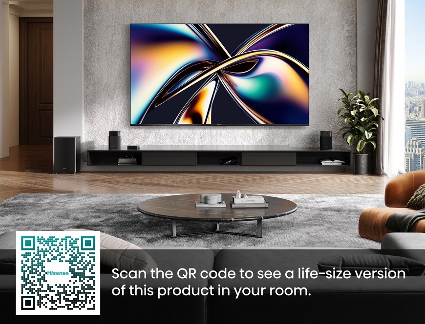 Televize Hisense umístěná v obývacím pokoji. Ve spodní části obrázku je QR kód, umožňující detailní prohlédnutí TV