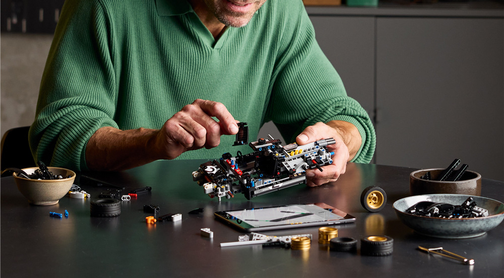 Stavebnice LEGO® Technic 42223 Závodní auto 1966 Ford GT40 MKII Sestavení 793 dílků nabízí dospělým relaxační projekt a možnost postupně objevovat technické detaily vozu.