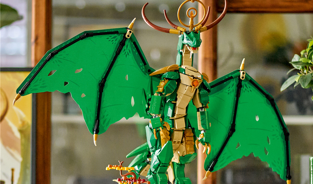 Stavebnice LEGO® NINJAGO® 71847 Strážný drak Podstavec s jezírkem, lucernou, bránou a magickým mečem vytváří tajemnou scénu s mistrem Wu.