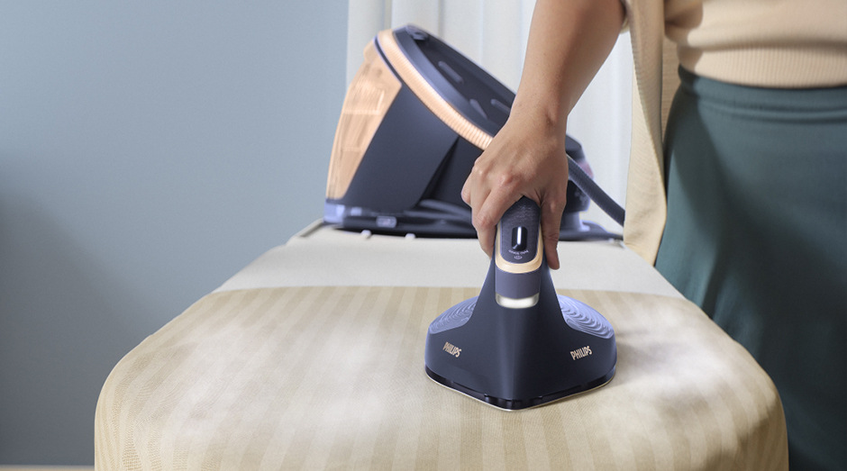 Žena žehlící parním generátorem Philips PSG7300/20 7300 Series 
