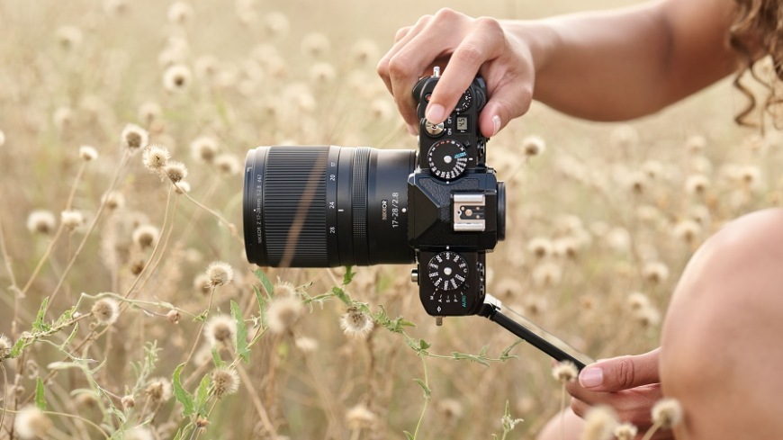 Digitální fotoaparát Nikon Z f + 24-70 mm f/4 stříbrný Nikon Z f tělo + 24–70 mm f/4 S, stříbrná