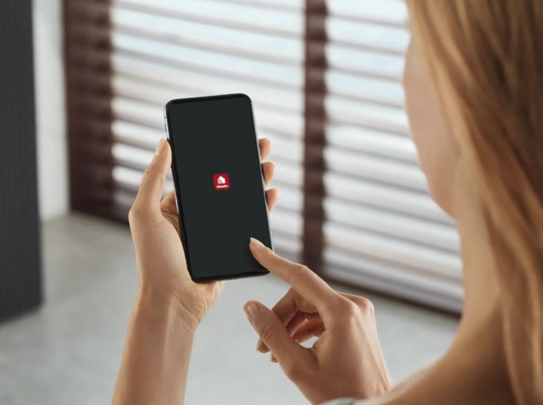 Detail obrázku ženy používající mobilní aplikaci.
