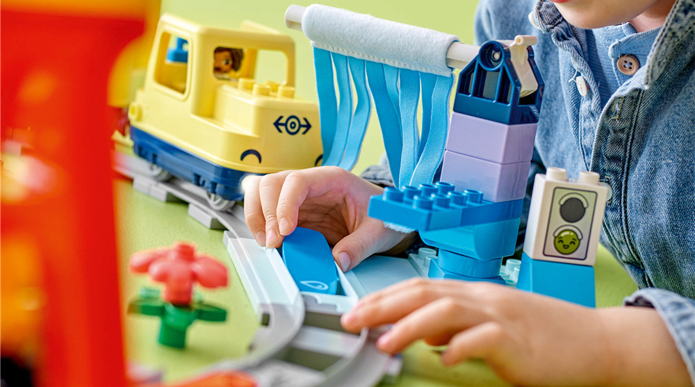 Stavebnice LEGO® DUPLO® 10428 Velký interaktivní komunitní vláček 103 dílků, variabilní trať a aplikace LEGO DUPLO otevírají dětem nové možnosti kreativního i společného hraní.