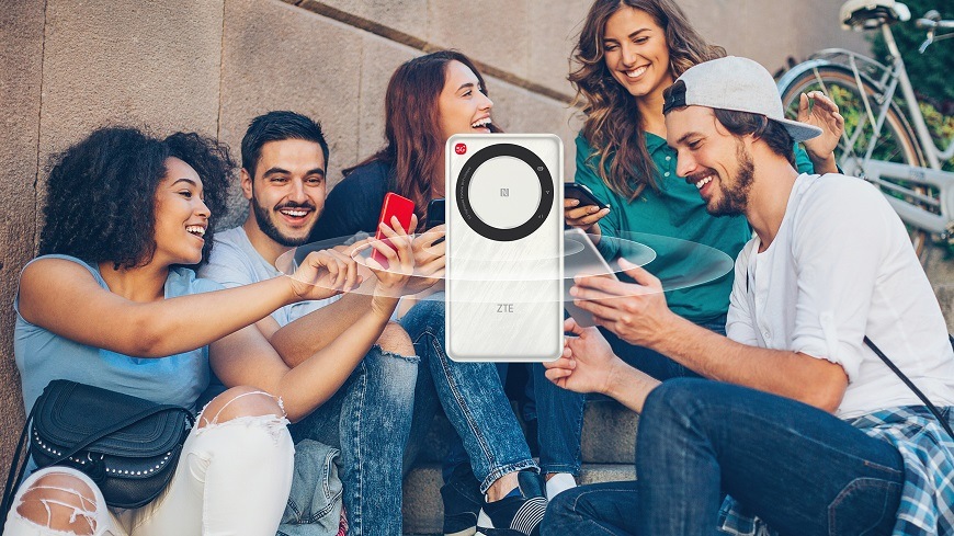 Router ZTE U30 Air 5G Mobile Wi-Fi při sdílení mobilního internetového připojení se skupinou přátel