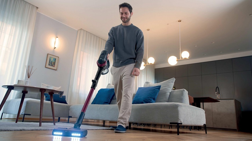 Tyčový vysavač Hoover HF4P10HX 011 černý/růžový HF4P10HX 011 muž vysává podlahu, hubice vysavače svítí