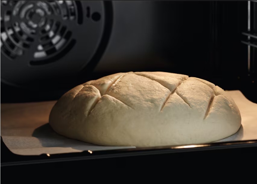 Čerstvý bochník chleba v troubě Electrolux.