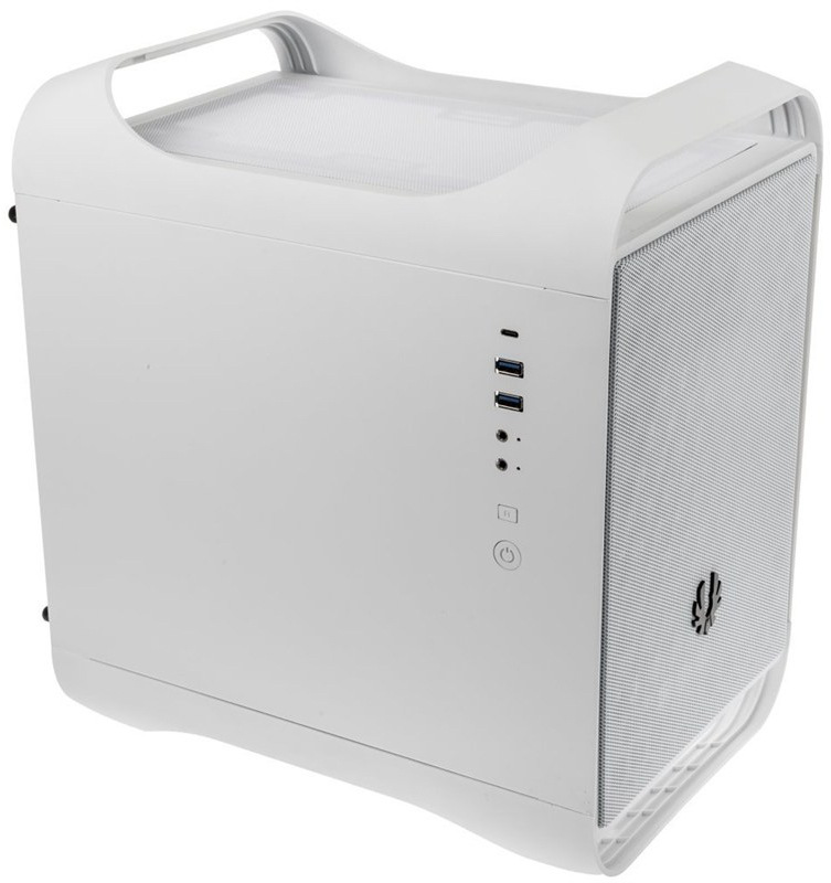 Case BitFenix Prodigy M 2022 ARGB bílá Pohled na PC skříň přes čelní levý roh. Vidíme bílé čelo, perforované malými otvory, dole s logem. Na hraně bočnice jsou porty pro připojení externích zařízení. Celá sestava na fotografii působí kompaktně a elegantně.