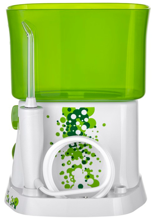 Boční pohled na Waterpik WP260E2 Kids se zelenou nádržkou a stočenou hadicí