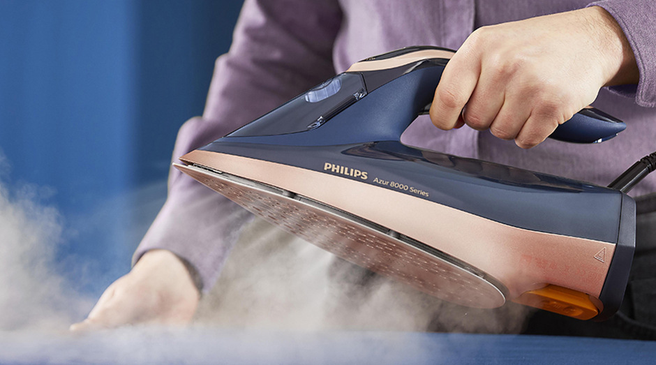 Napařovací žehlička Philips DST8070/80 8000 Series s citlivým senzorem pohybu.