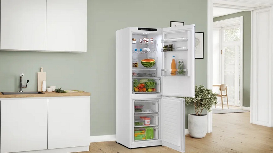 Chladnička s mrazničkou Bosch Serie 4 KGN362WCF bílá Otevřená vestavná lednice Bosch KGN362WCF naplněná jídlem zobrazená v kuchyni