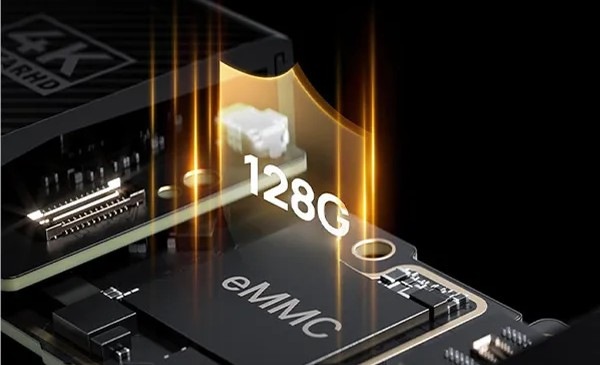Detail 128GB paměťového čipu v kameře 70mai M800