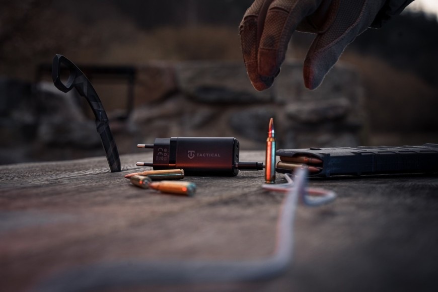 Nabíječka do sítě Tactical FlashBang 2.0 GaN 65W černý Nabíječka do sítě Tactical FlashBang 2.0 GaN s výkonem 65 W nabije 3 zařízení současně