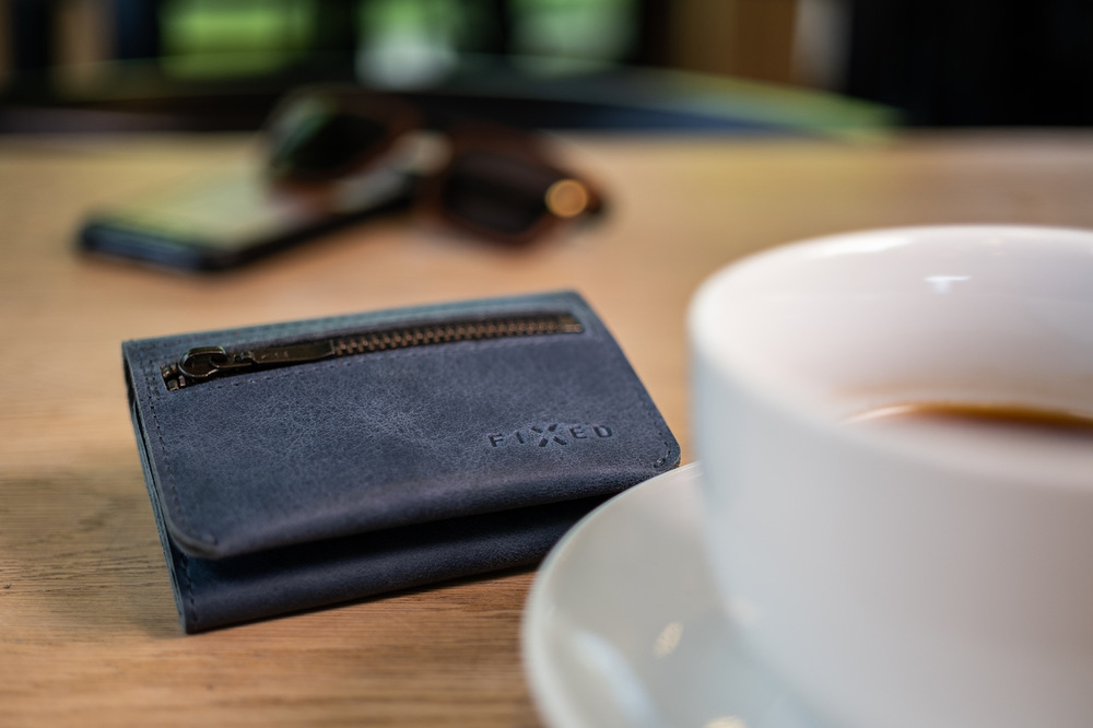 Peněženka FIXED Tripple Wallet pro AirTag z pravé hovězí kůže modrá