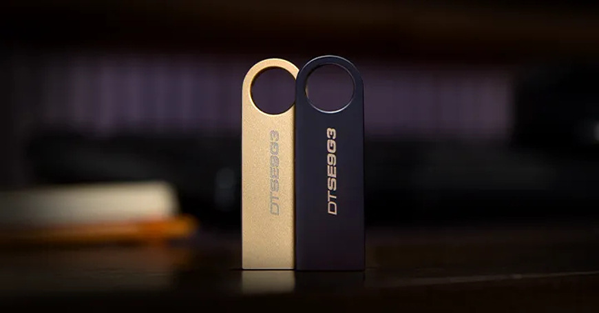 Dva kovové USB flashdisky Kingston DataTraveler SE9 G3 v černém a zlatém provedení postavené vedle sebe