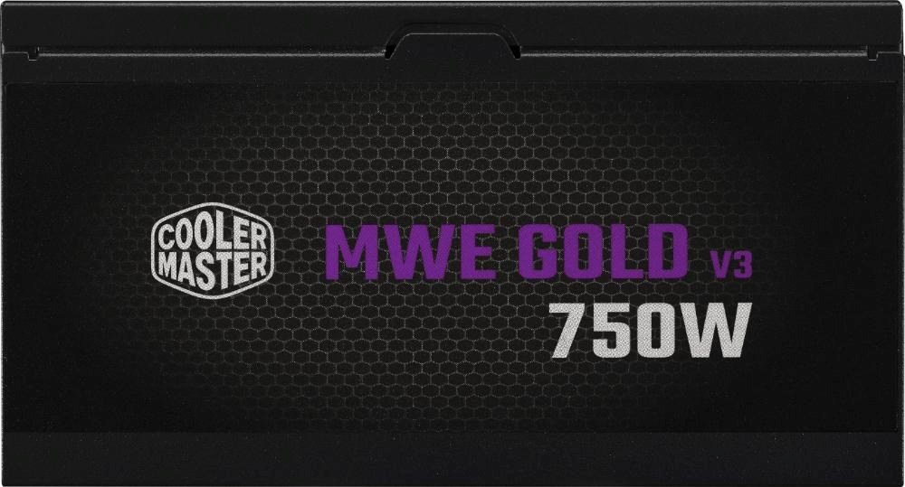 Na obrázku je boční strana napájecího zdroje Cooler Master s tmavým štítkem a jemným šestiúhelníkovým vzorem. Vlevo je logo Cooler Master, vedle velký nápis MWE Gold V3 750W ve fialové a bílé barvě.