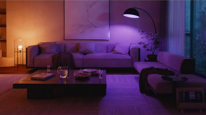 Chytrá žárovka Philips Hue Bluetooth, E27, 810 lm, White and Color Ambiance (4 ks) + Senzor Philips Hue pohybový Obývací pokoj osvětlený barevným světlem.