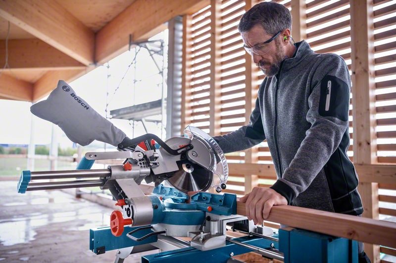 Pila pokosová Bosch Professional GCM 18V-254 D (bez baterie) Buďte vybaveni téměř na vše a obohaťte svou dílnu o pokosovou pilu Bosch Professional GCM 18V-254