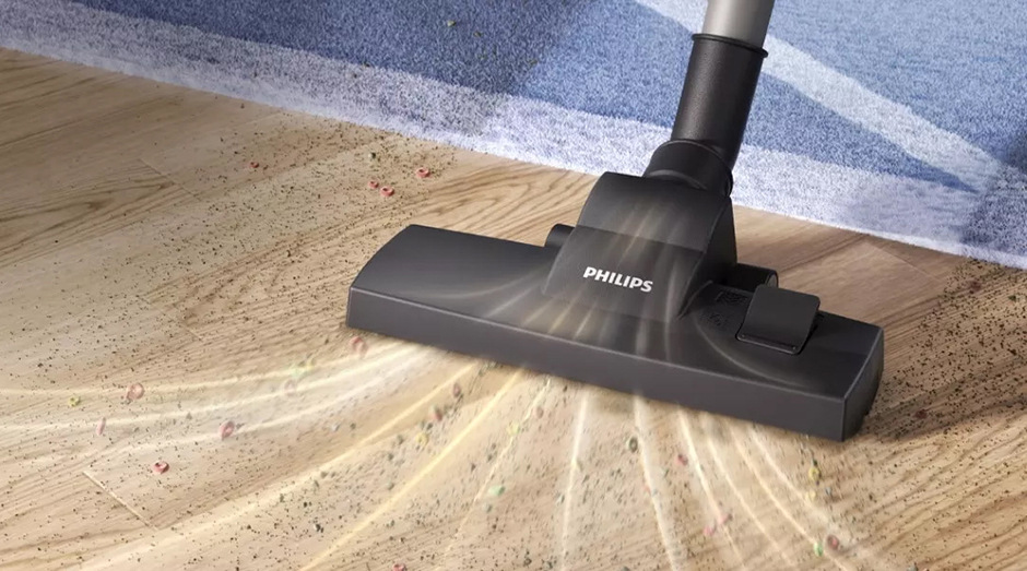 Úklid tvrdé podlahy pomocí víceúčelové hubice vysavače Philips XD2152/12 2000 Series.