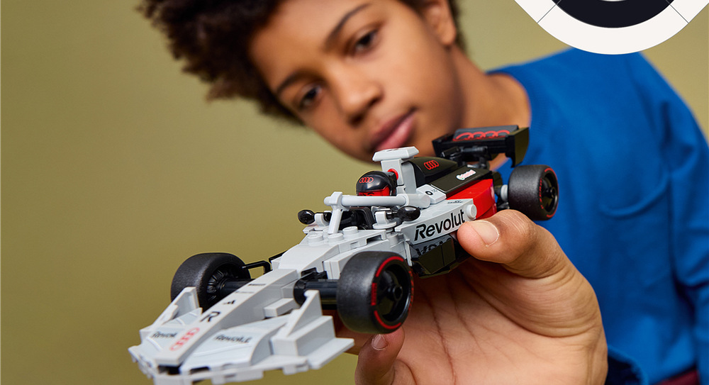 Stavebnice LEGO® Speed Champions 77259 Závodní auto Audi Revolut F1® Team R26 Stavebnice je vhodná pro fanoušky aut od 10 let a aplikace LEGO Builder jim usnadní celý proces stavění.