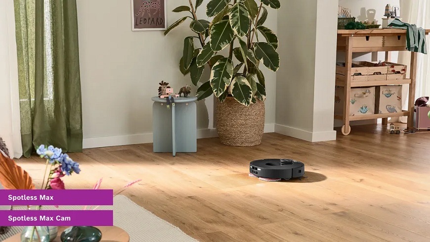 Robotický vysavač Bosch Spotless Max vysávající dřevěnou podlahu v obývacím pokoji