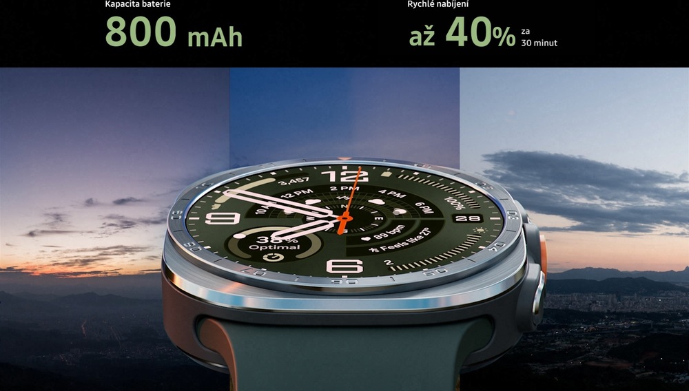 Nakloněné hodinky Galaxy Watch Ultra2 v provedení Titanium Silver se sportovním řemínkem Marine Band v barvě Olive před pozadím zobrazujícím tři různá panoramata města v různých denních dobách, čímž se zdůrazňuje dlouhotrvající výdrž 800mAh baterie.