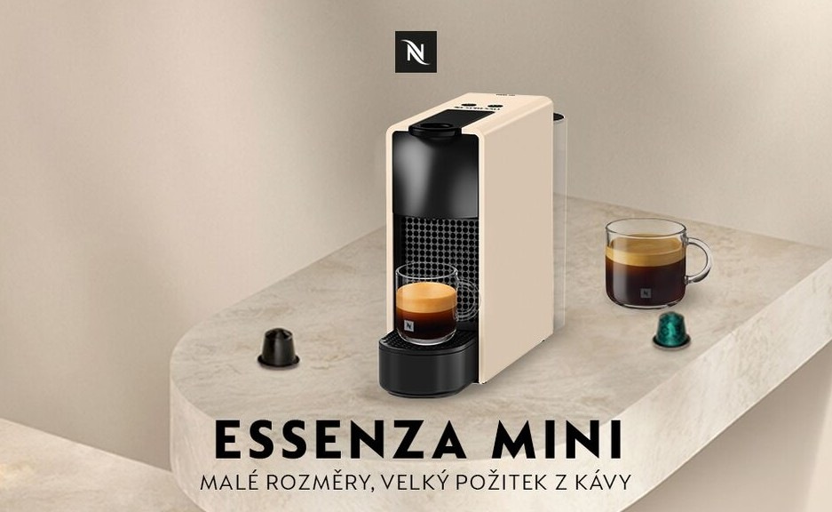 Kompaktní kapslový kávovar na podstavci s připravenou kávou a kapslemi Nespresso