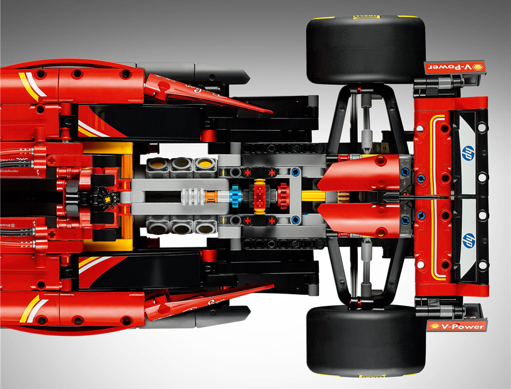 Model ukrývá šestiválcový motor V6 s MGU-H, dvoustupňovou převodovku, funkční řízení i odpružení.
