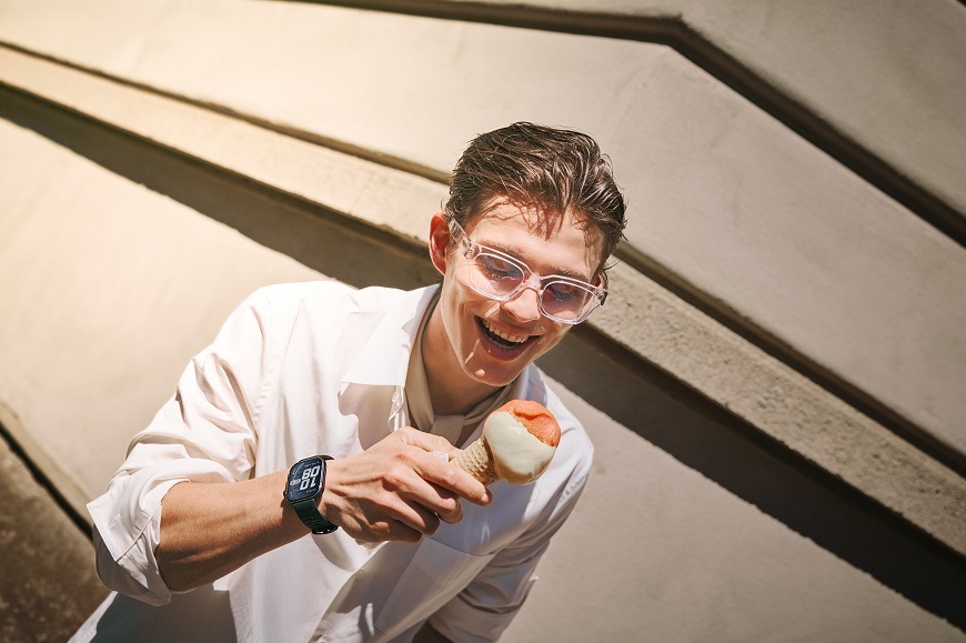 Muž používá hodinky Huawei Watch Fit 5 Pro při jídle