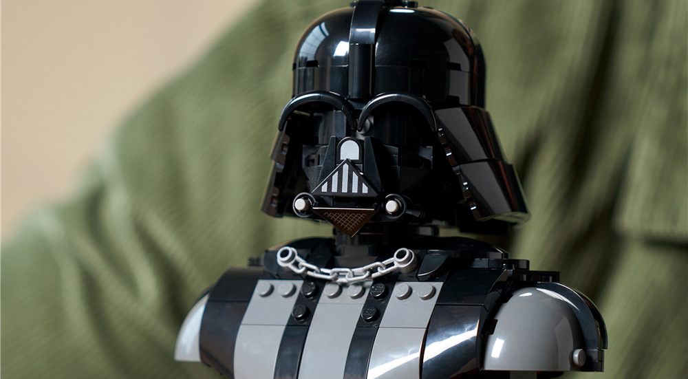 Stavebnice LEGO® Star Wars™ 75439 Busta Darth Vadera Otočná hlava umožňuje měnit natočení busty a podstavec s jmenovkou doplňuje minifigurka Dartha Vadera.