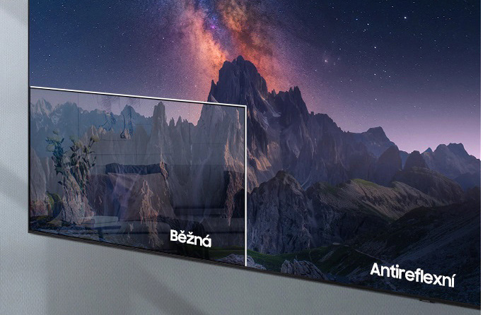 Televize Samsung QE98QN90A Část televizní obrazovky, levý dolní roh je s běžnou povrchovou úpravou a odráží světlo, zbytek je s antireflexní obrazovkou a světlo neodráží