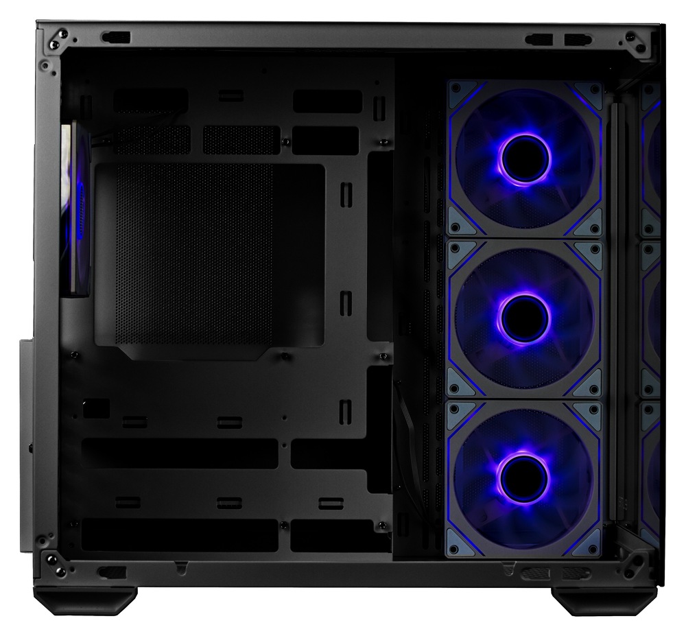 Case Cooler Master Elite 681 černá Na snímku je počítačová skříň Master Elite 681 v černé barvě. Je zde zachycen boční pohled přes skleněnou boční stěnu do nitra prázdné skříně.