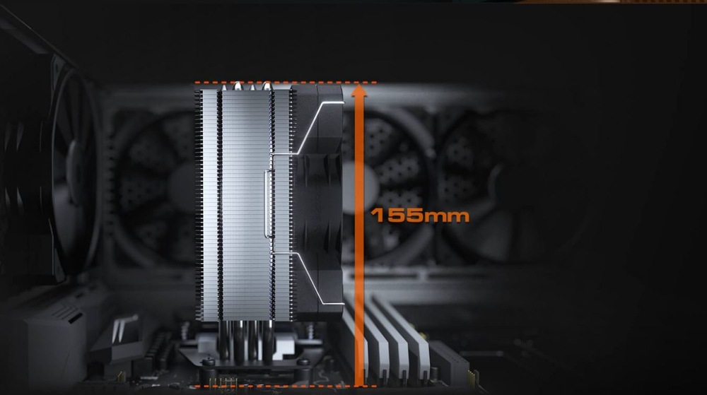 Chladič CPU Cougar FORZA 50 essential Detailní záběr na CPU chladič v tmavém interiéru. Oranžová čára s označením „155 mm“ ukazuje výšku nainstalovaného chladiče.