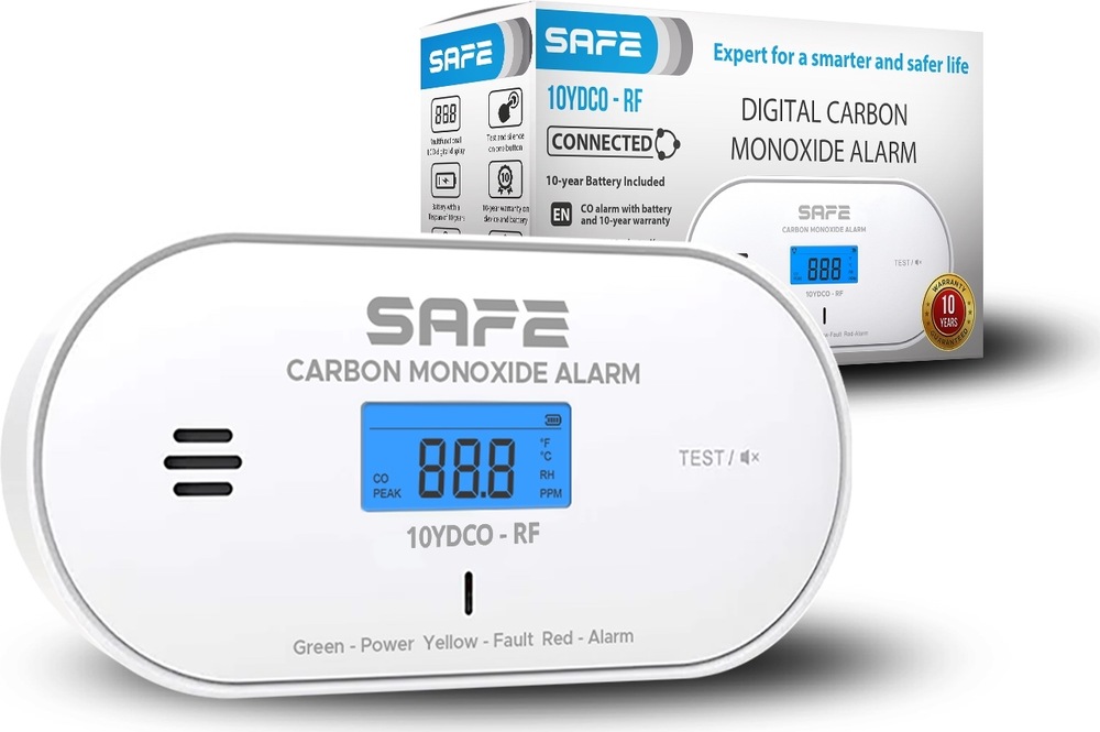 Kompletní sada Safe FIRE & CO bílá Na obrázku je bílý detektor oxidu uhelnatého SAFE a za ním jeho prodejní krabice. Samotné zařízení má vodorovně orientovaný oválný tvar se zaoblenými rohy a čistý minimalistický vzhled. Uprostřed je modře podsvícený digitální displej, na kterém svítí hodnota 888 jako ukázka displeje. Nad ním je logo SAFE a nápis Carbon Monoxide Alarm, vlevo trojice krátkých větracích štěrbin a vpravo tlačítko TEST. Dole je ještě malý svislý indikátor a jemné popisky stavů. Krabice v pozadí je bílá s modrými a černými nápisy. Je na ní výrazně napsáno Digital Carbon Monoxide Alarm, označení modelu 10YDCO-RF a zmínka o propojeném systému Connected. V pravém dolním rohu je zlatý symbol 10leté záruky.