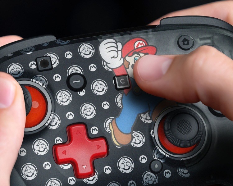Detail středové části gamepadu s logem Nintendo Switch 2 a tlačítkem C.